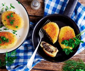 Kotlety ziemniaczane po kijowsku - nadziewane mięsem i pieczarkami