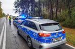 Stare Konopki. Volkswagen wbił się w drzewo. 25-latek nie miał szans. Tragiczny wypadek