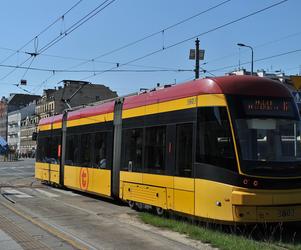 Pasażerowie gniotą się w szóstce. Skandaliczne warunki w tramwajach na Pradze