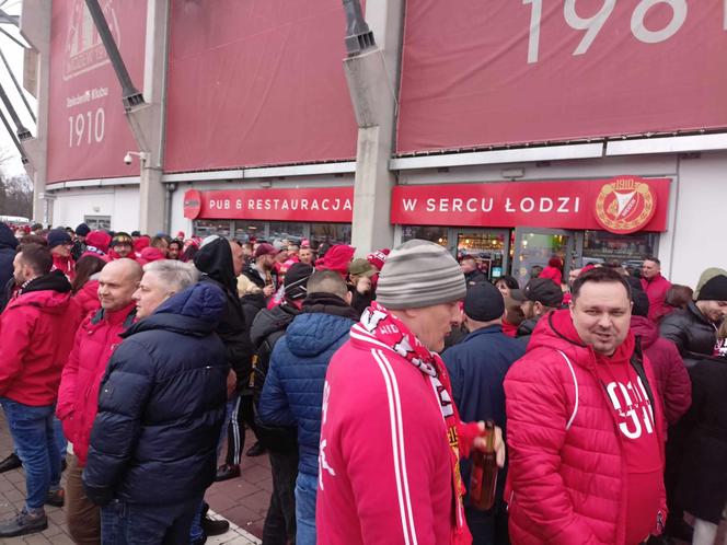 Legia vs. Widzew. Na stadionie w Łodzi zbierają się kibice