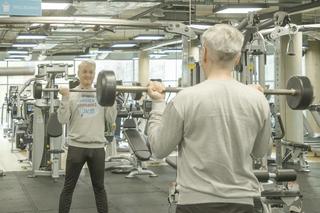 Robert Biedroń ćwiczy na siłowni 