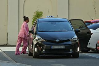 Anna Mucha z rodziną na lotnisku