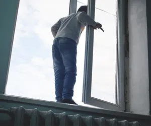 Wypadł z okna mieszkania na czwartym piętrze. W bardzo ciężkim stanie trafił do szpitala