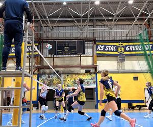 Siatkarki Stali Grudziądz przegrywają z AZS-em Bydgoszcz. Decydowały końcówki setów