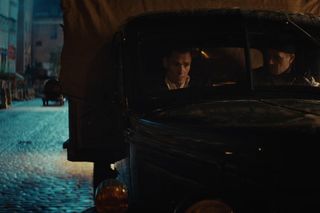 Zatoka szpiegów, odcinek 13. Franz Neumann (Bartosz Gelner), Johann (Karol Pocheć)