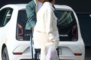 Jakub Rzeźniczak z rodziną na spacerze