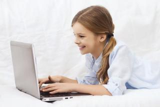 Jak zadbać o bezpieczeństwo dziecka w internecie? [PORADNIK]