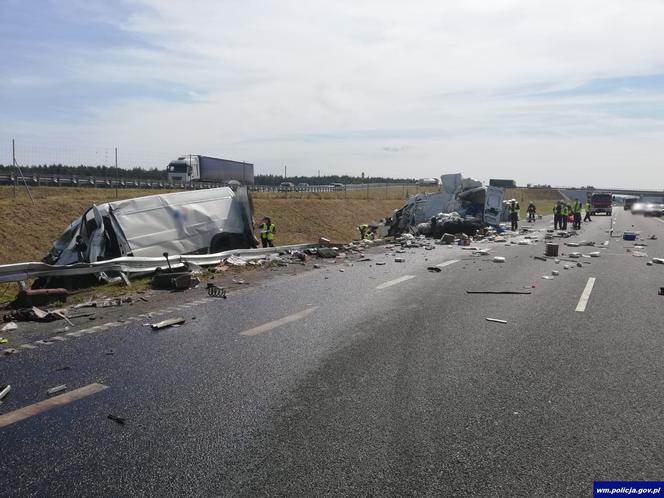 Karambol na trasie S7 pod Olsztynem - przepakowywali ładunek na pasie autostrady