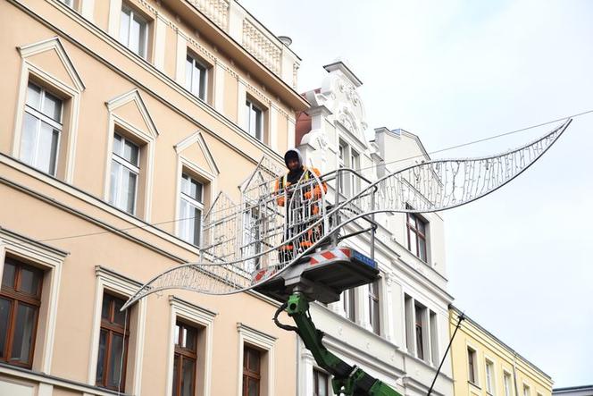 Świąteczna Bydgoszcz. Ruszył montaż ozdób i iluminacji. Są też nowe dekoracje