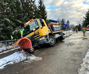 Pługosolarka zawisła na skarpie w Warszawie! Kierowca był kompletnie pijany