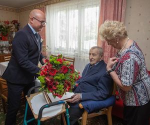 Stuletni bohater z Torunia nagrodzony za niezłomność. Historia Antoniego Gołoda porusza serca