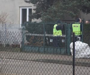 Sąsiedzi usłyszeli strzał, ciało kobiety leżało przy bramie. Nie żyje żona byłego policjanta