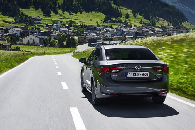 Toyota Avensis lifting 2015