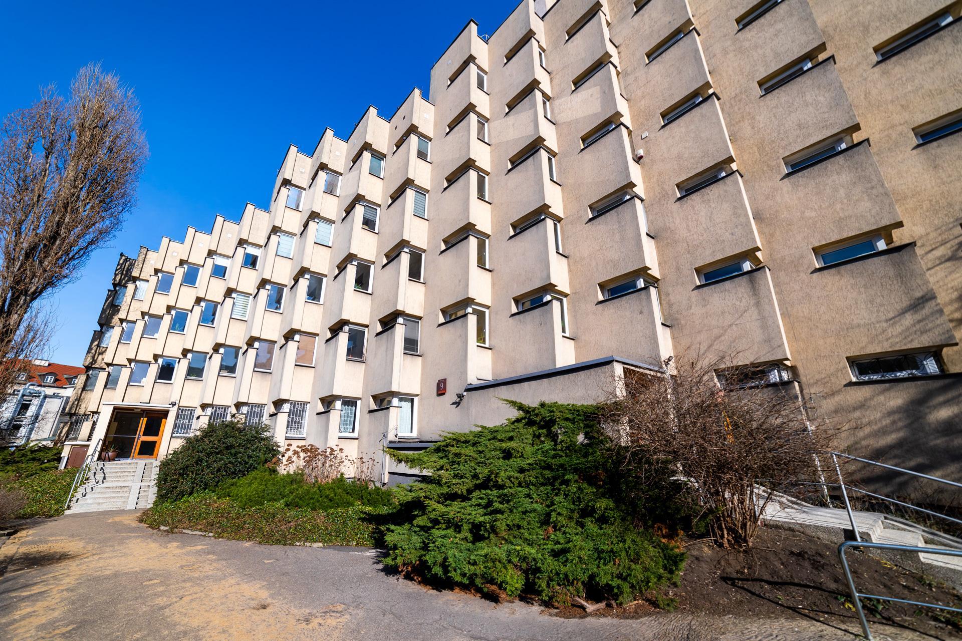 Blok PRL na ul. Koziej 9 - zobacz budynek, który z zmienia się wraz z punktem widzenia