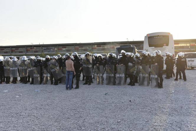  Bitwa kiboli z policją pod Stadionem Narodowym. Pałki, gaz i granaty hukowe. Kilkanaście osób zatrzymanych