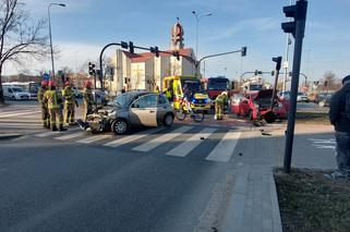 Zderzenie dwóch osobówek w Bydgoszczy! Jedna osoba ranna [ZDJĘCIA]