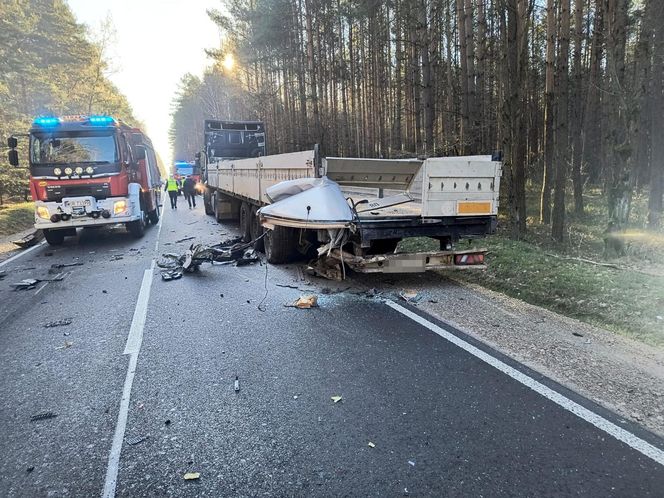 Dramat na drodze. Osobówka rozerwana na strzępy! Dwie osoby w szpitalu.