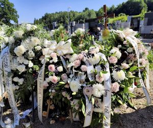 Pogrzeb Justyny i Zbigniewa. Ich groby utonęły w białych kwiatach