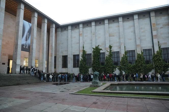 Noc Muzeów 2025. Warszawiacy szturmowali muzea nocą