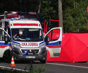 Koszmar na skrzyżowaniu w Sowiej Woli. Motocyklista przeleciał nad samochodem i gruchnął o asfalt. Zginął na miejscu