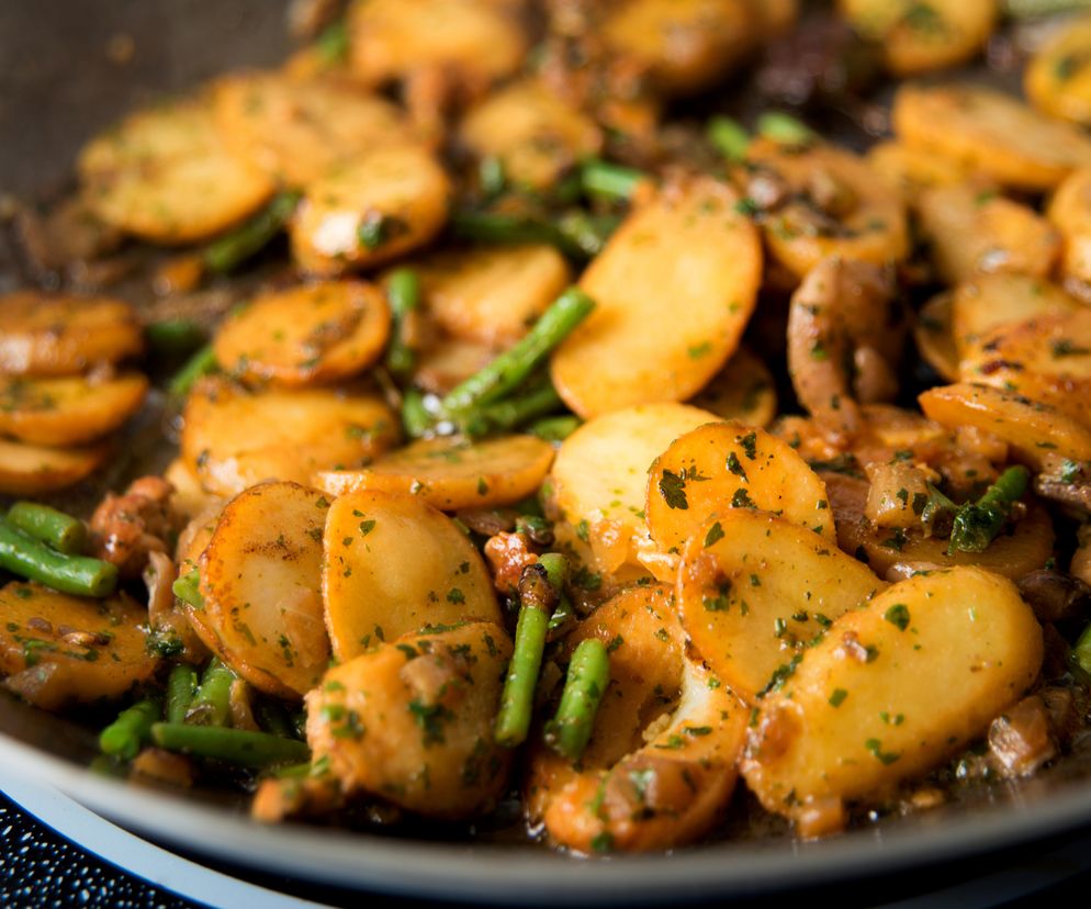 Duszone ziemniaki z pieczarkami - bezmięsny obiad za grosze