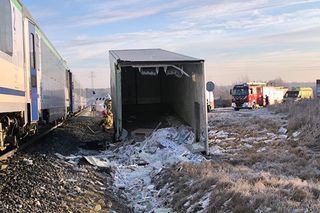Dramat na torach. Tir wjechał w pociąg. Poważne utrudnienia