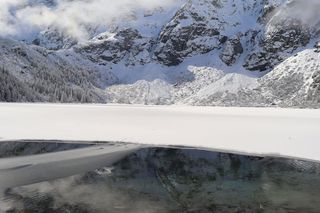 Turyści wchodzą na tafle tatrzańskich stawów. TOPR ostrzega