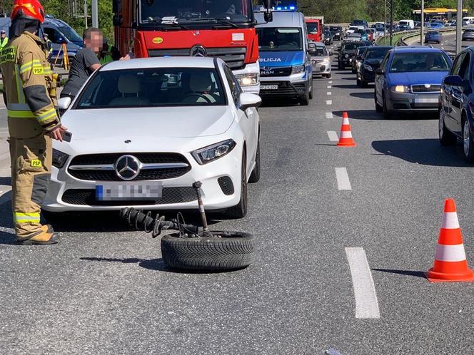 Dachowanie traficara w Warszawie. Ściął latarnię, która uderzyła w drugi pojazd