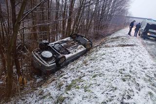 Przyjechali wyciągać opla z rowu. Obaj kompletnie pijani!