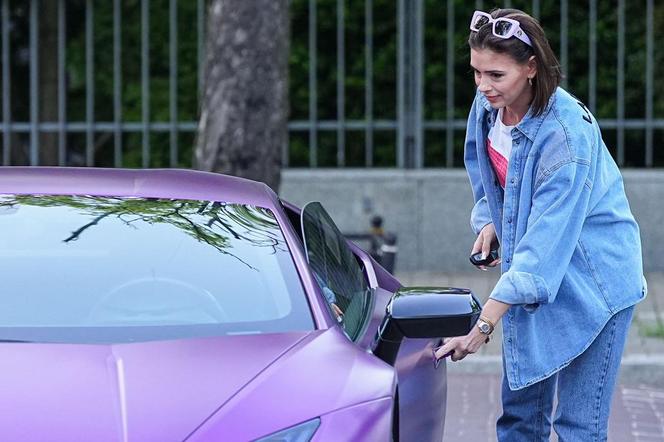 Klaudia Halejcio wybiera auta pod kolor ciuchów