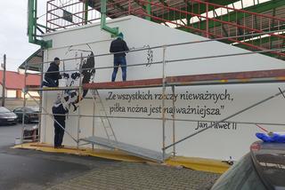 Mural w obronie Jana Pawła II na stadionie GKS Bełchatów. Lewicowe środowiska próbują Go mieszać z błotem 