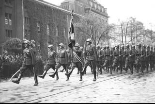 Defilady wojskowe na starych zdjęciach