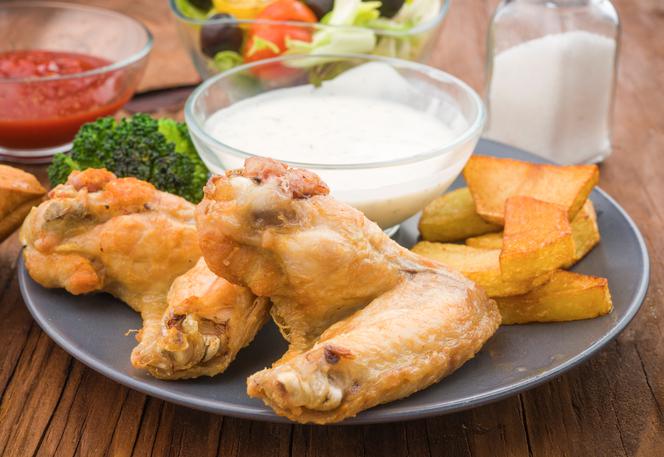 Smażone skrzydełka kurczaka: prosty przepis na danie z frytkownicy