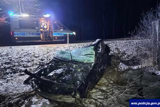 Drogowy horror niedaleko Olsztyna: Zginął 29-latek. Auto totalnie zmiażdżone [ZDJĘCIA]