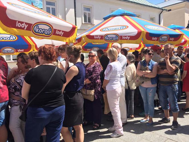 Gigantyczna kremówka papieska w Rzeszowie już rozdana!