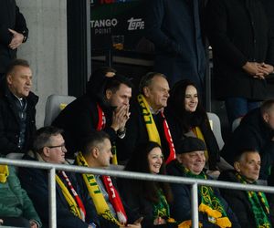 Skandaliczny transparent z Donaldem Tuskiem na meczu w Kownie