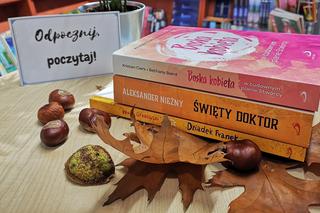 Najlepsze książki na długie wieczory. Co się czyta tej jesieni? [ROZDAJEMY KSIĄŻKI!]