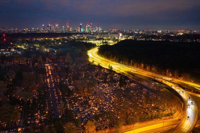 Tysiące zniczy rozświetliło polskie cmentarze. Niezwykły widok po zmroku