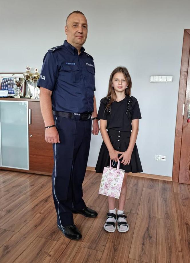 10-letnia Julka z Leszna oddała znaleziony na ulicy portfel. Dostała od policji gratulacje i... voucher do kina