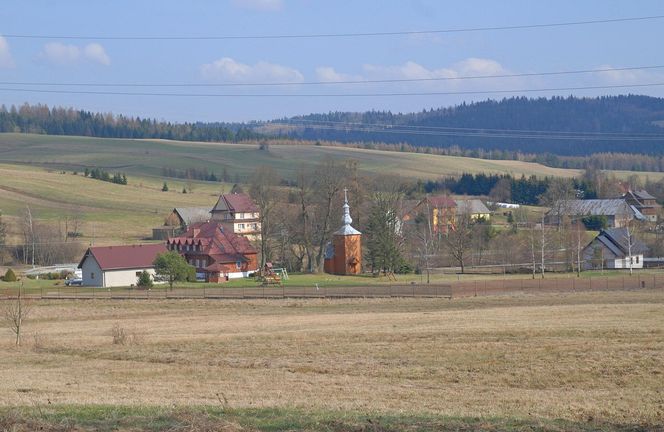 Ta małopolska wieś należała kiedyś do biskupa. Mieszkali w niej Łemkowie