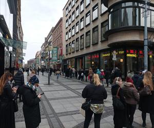 Tłusty czwartek we Wrocławiu. Mieszkańcy rzucili się na pączki! Ogromne kolejki [ZDJĘCIA]