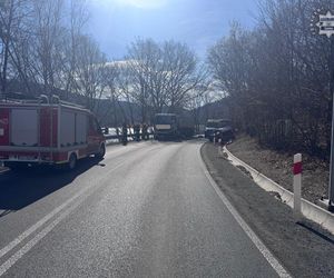 Auto 33-latki wbiło się w nadjeżdżającą ciężarówkę. Z auta została miazga.