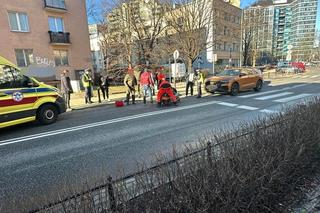 Dramat na przejściu na Ochocie. Wielkie audi zmiotło staruszkę