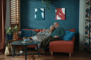 „Barwy szczęścia, odcinek 3036. Krystyna (Hanna Bieluszko), Krzysztof (Jacek Kałucki)