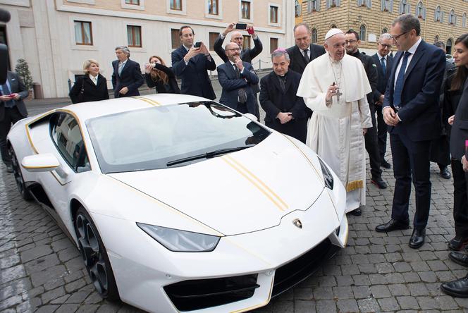 Papież Franciszek i jego Lamborghini