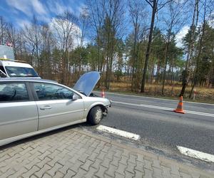 Pod Lubienią dachowało auto osobowe. Jedna osoba poszkodowana