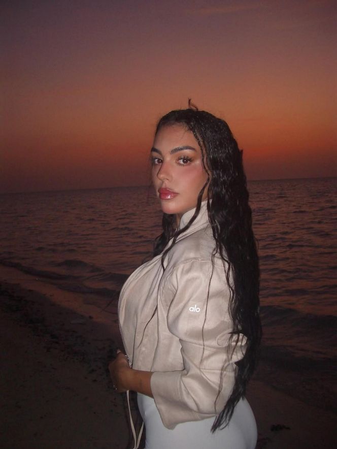 Narzeczona Cristiano Ronaldo w skąpym stroju biegała po plaży