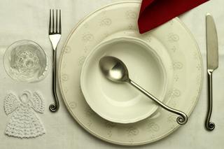 Nakrycie świątecznego stołu: biel i kryształy