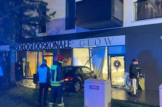 Poważny wypadek w Toruniu. Wjechała volkswagenem w wystawę sklepową