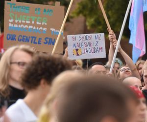 VI Toruński Marsz Równości. Przeciwnicy modlili się w centrum